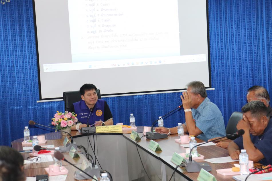 วันที่ 21 มกราคม 2569  นายตวงอัฐ บุตรวิชา นายอำเภอกุดบาก ได้ปฏิบัติภารกิจลงพื้นที่ประชุมขับเคลื่อนนโยบายและหารือข้อราชการร่วมกับผู้บริหารองค์กรปกครองส่วนท้องถิ่นในพื้นที่ เพื่อบูรณาการการทำงานให้เป็นไปในทิศทางเดียวกัน ดังนี้  เวลา 09.30 น. | ณ  ดอนปู่ตาบ้านกุดแฮด นายตวงอัฐ บุตรวิชา นายอำเภอกุดบาก พร้อมด้วย นายณัฐพล อินธิแสง ท้องถิ่นอำเภอกุดบาก ร่วมกิจกรรมบุญเดือนสาม ดอนปู่ตาบ้านกุดแฮด ซึ่งเป็นประเพณีที่ชาวบ้านจัดขึ้นในเดือน 3 ซึ่งมีการไหว้ศาลปู่ตาเพื่อขอพรและขอให้มีความสุขในช่วงเดือนที่สำคัญนี้ โดยมีการเซ่นไหว้และทำบุญต่าง ๆ  นอกจากนี้ยังมีการจัดงานบุญและทำพิธีกรรมที่มีความเชื่อว่าจะช่วยเสริมสร้างความมั่นคงและความสามัคคีในชุมชน โดยมี นายชัยยุทธ  วัยเหนิดลื้อ นายกเทศมนตรีตำบลกุดแฮด คณะผู้บริหาร ข้าราชการ และเจ้าหน้าที่ เข้าร่วมกิจกรรม   เวลา 10.30 น. | ณ เทศบาลตำบลกุดแฮด นายตวงอัฐ บุตรวิชา นายอำเภอกุดบาก พร้อมด้วย นายณัฐพล อินธิแสง ท้องถิ่นอำเภอกุดบาก ร่วมประชุมชี้แจงแนวทางการขับเคลื่อนนโยบายสำคัญของรัฐบาล และแนวทางการปฏิบัติราชการ โดยมี นายชัยยุทธ  วัยเหนิดลื้อ นายกเทศมนตรีตำบลกุดแฮด ค